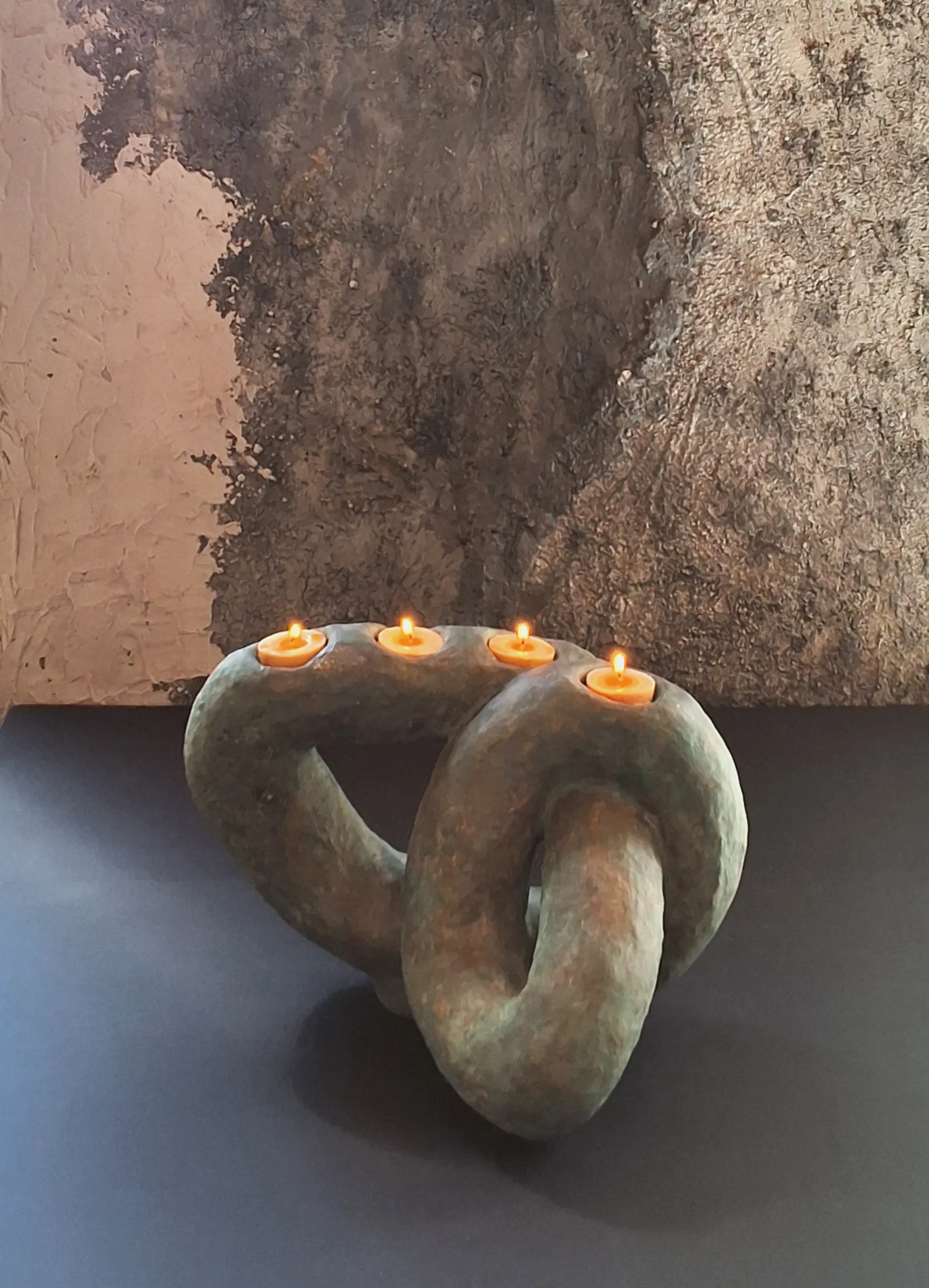Concrete piece formed by interlocking volumes and activated with fire