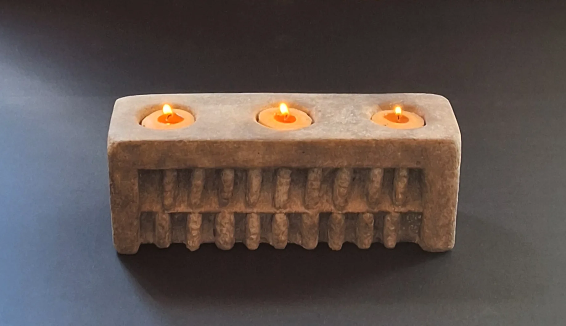 Ribbed concrete piece activated with fire